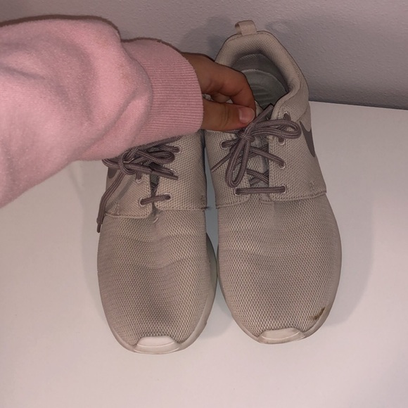 Beige nike shoes - Picture 2 of 2